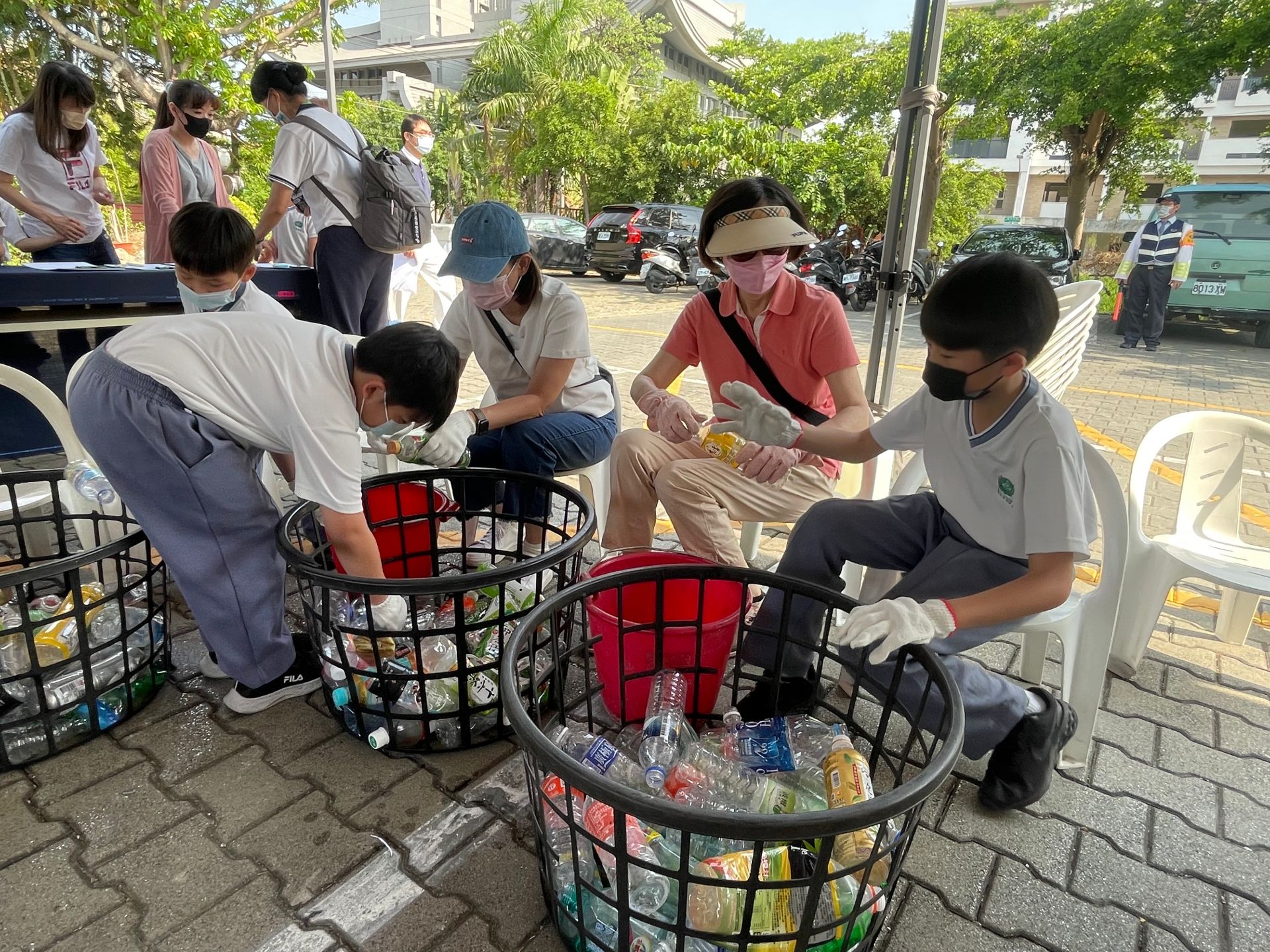 環保站為學生用心安排分站體驗活動,帶動人人從日常生活中力行環保,延續物命。
