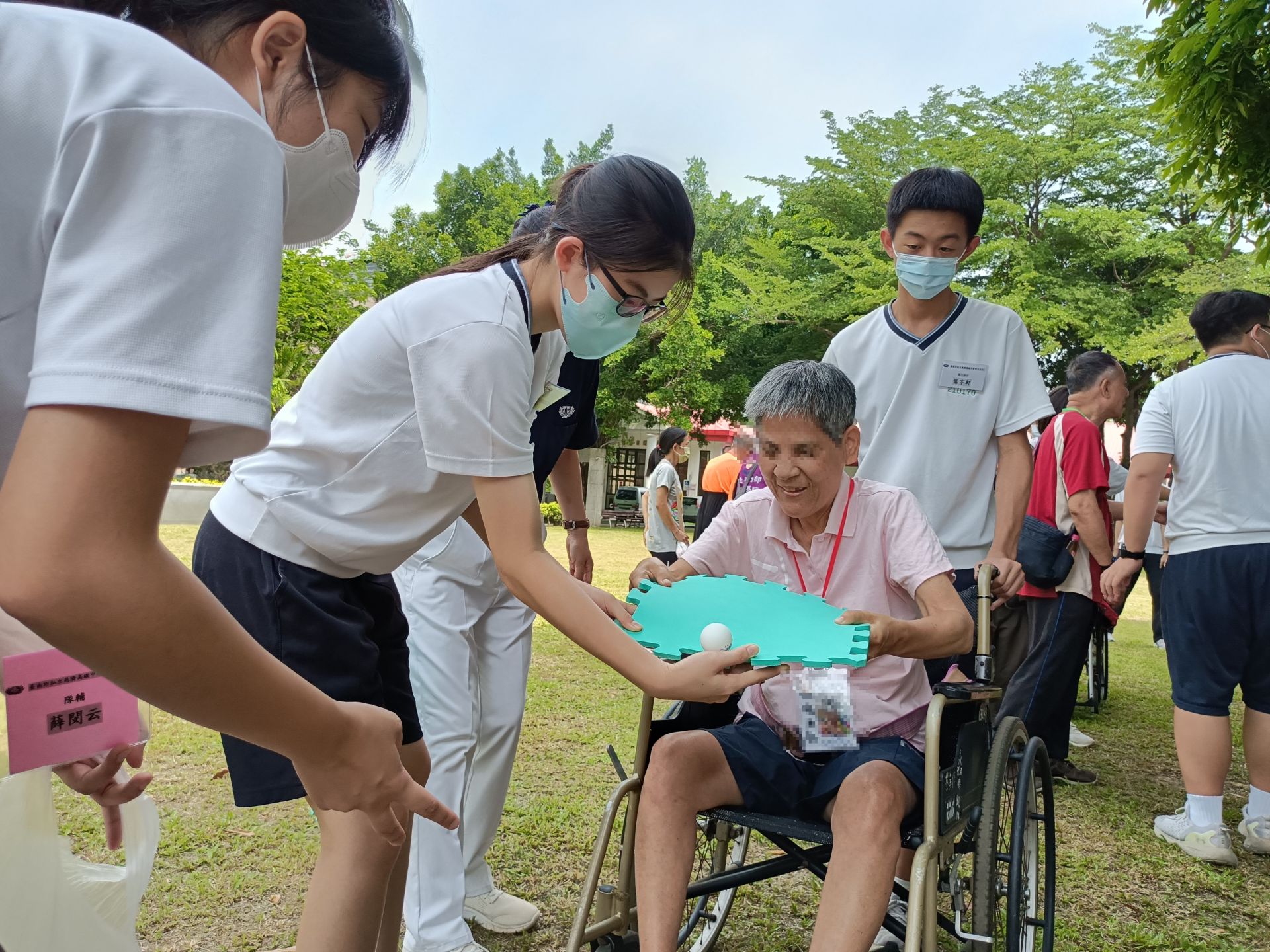同學們各個積極協助院生遊戲過關,讓院生展露笑容。