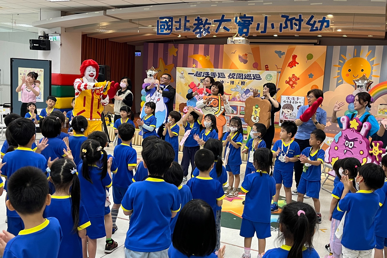 愛洗手小隊帶領小朋友練習洗手