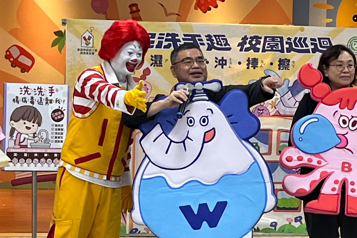 教署學安組葉信村組長與小朋友互動