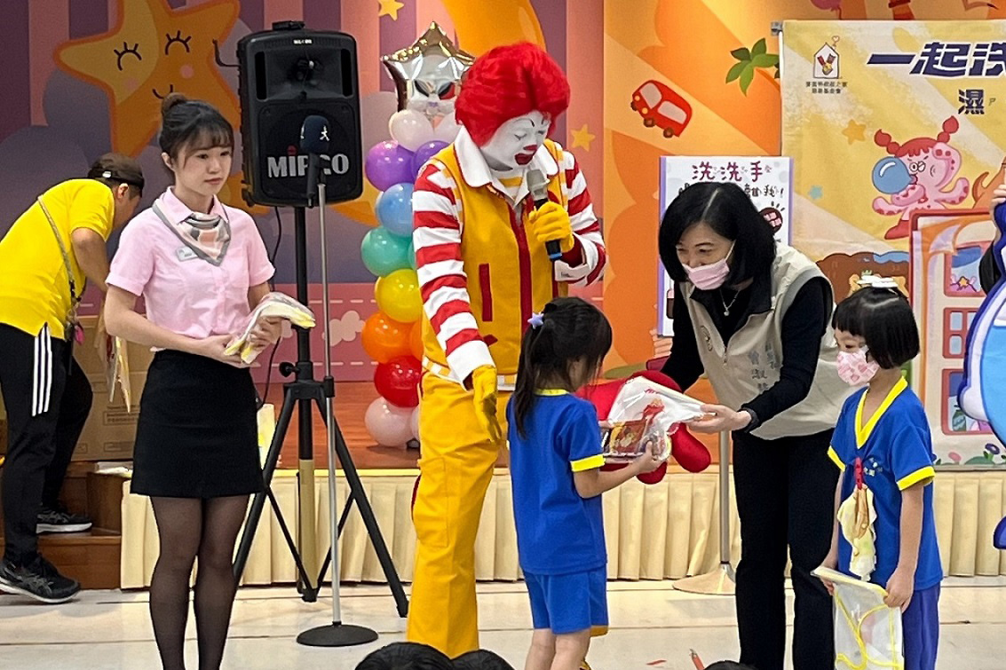 疾管署曾淑慧副署長與小朋友互動