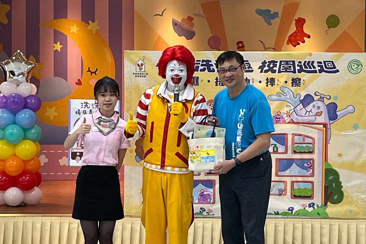 國教署與疾管署贈送小禮物給小朋友(祝勤捷校長代表)