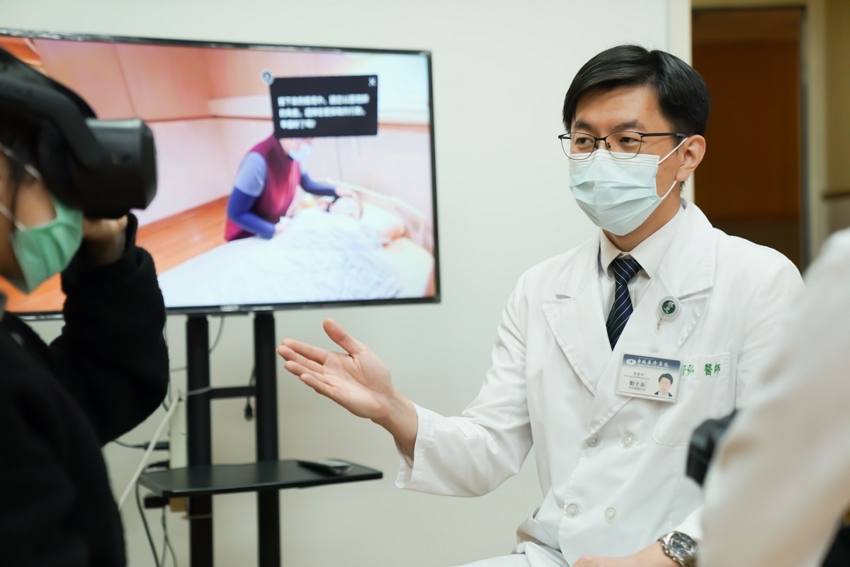 劉子弘醫師進行VR虛擬實境教學。