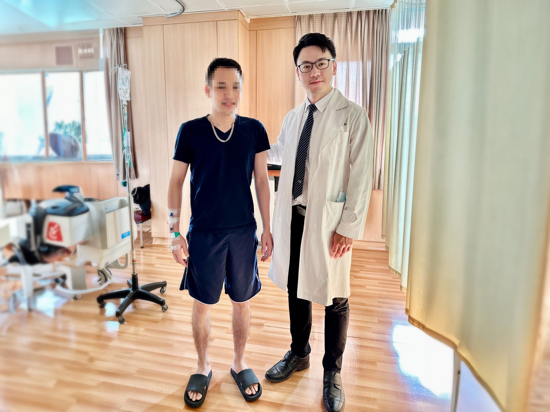 斐先生術後隔日下床,與陳明慶醫師合影。