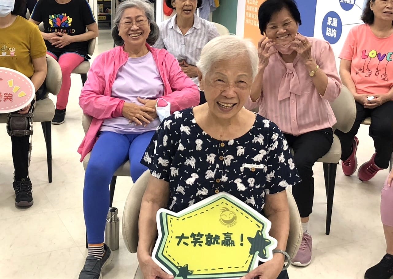 據點最高齡,92歲的招治阿嬤(前者)表示每天來據點是最期待的活動。