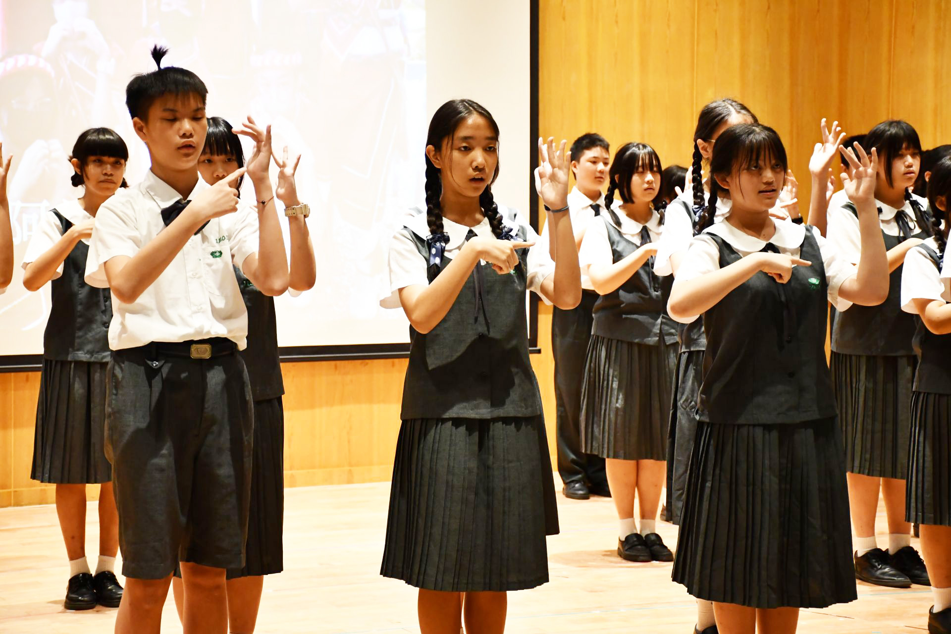 感恩班「小小的樹」可愛又輕快的曲風展現團隊的默契與練習成果。