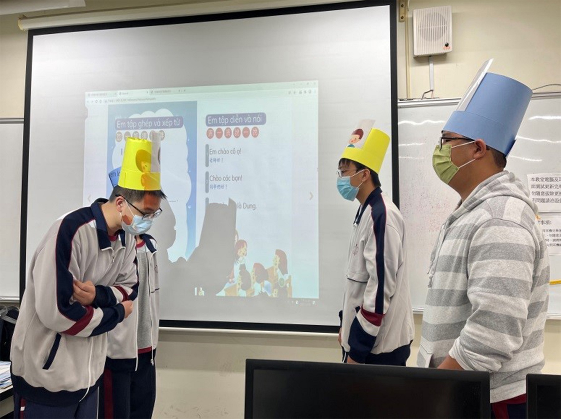 國立後壁高中越南語課程活動照片:學生以越南語進行團體演示