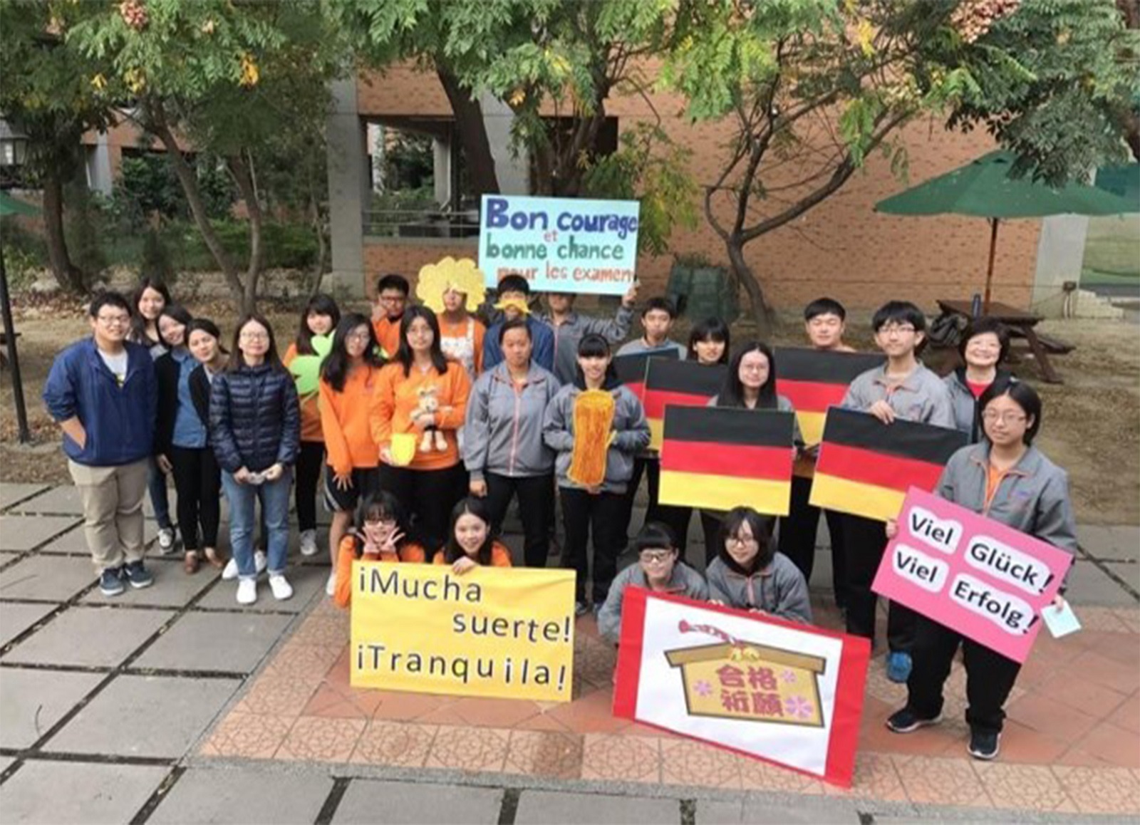 臺中市立惠文高中第二外語節慶教學活動-畢業祝福