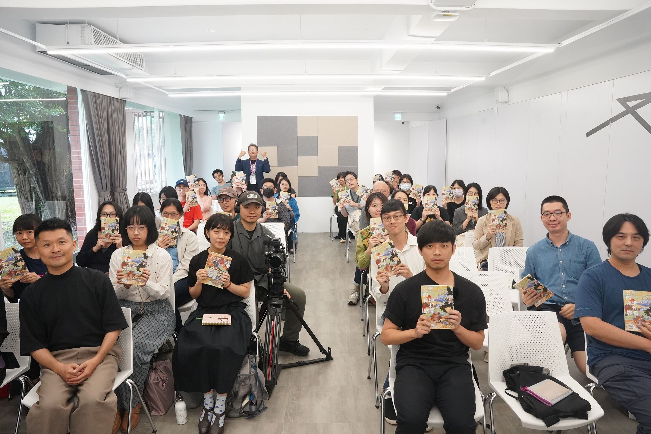 第一排(左二)主持人曹馭博、(左三)沙承垚;第二排左起-林安琪、林韋汝、徐瑋佑、陳冠宏、蕭友誠。