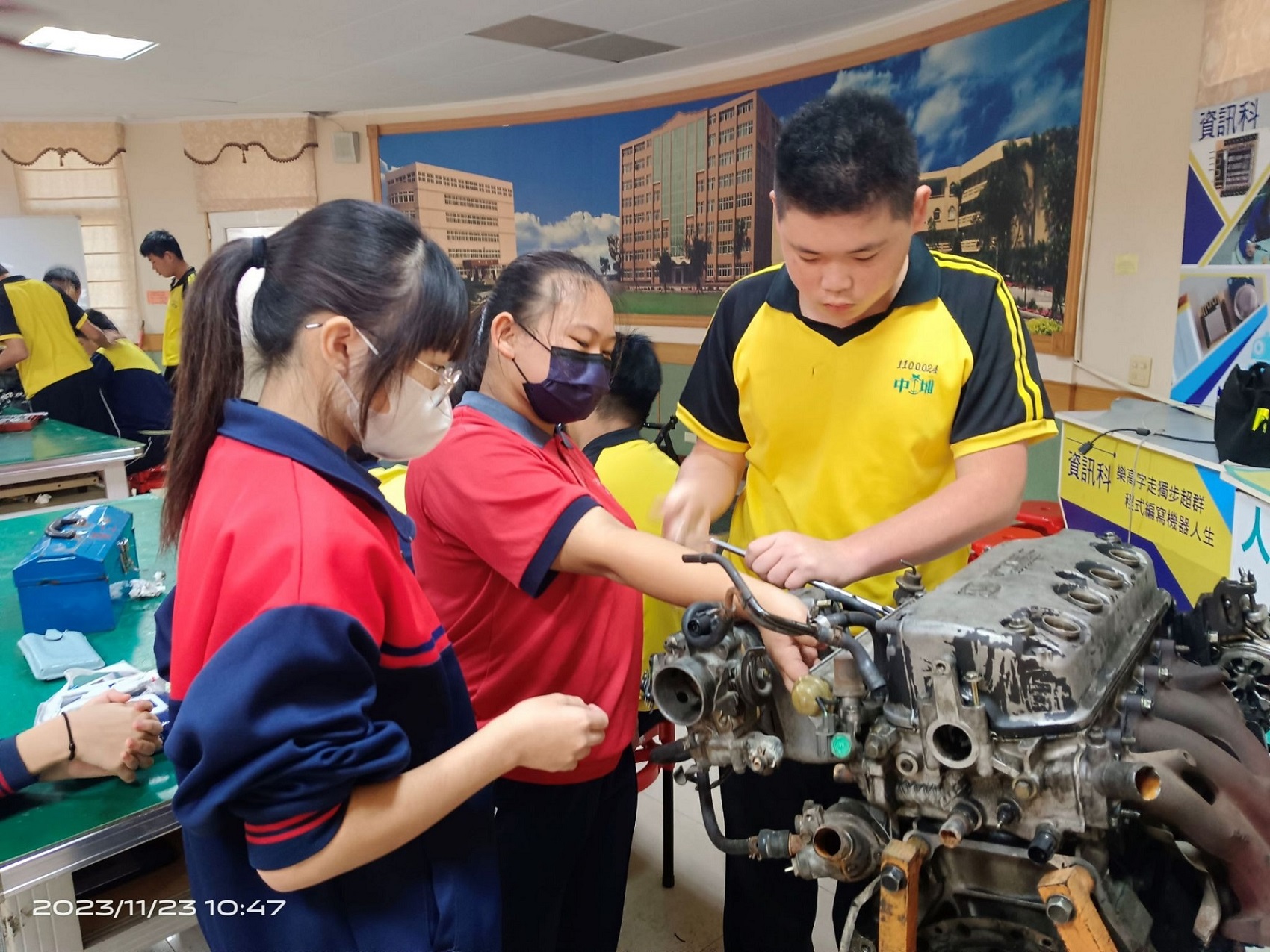 嘉義縣立中埔國中動力機械群,學習更換進氣歧管及機車發電機,不分男女,挽起袖子做。