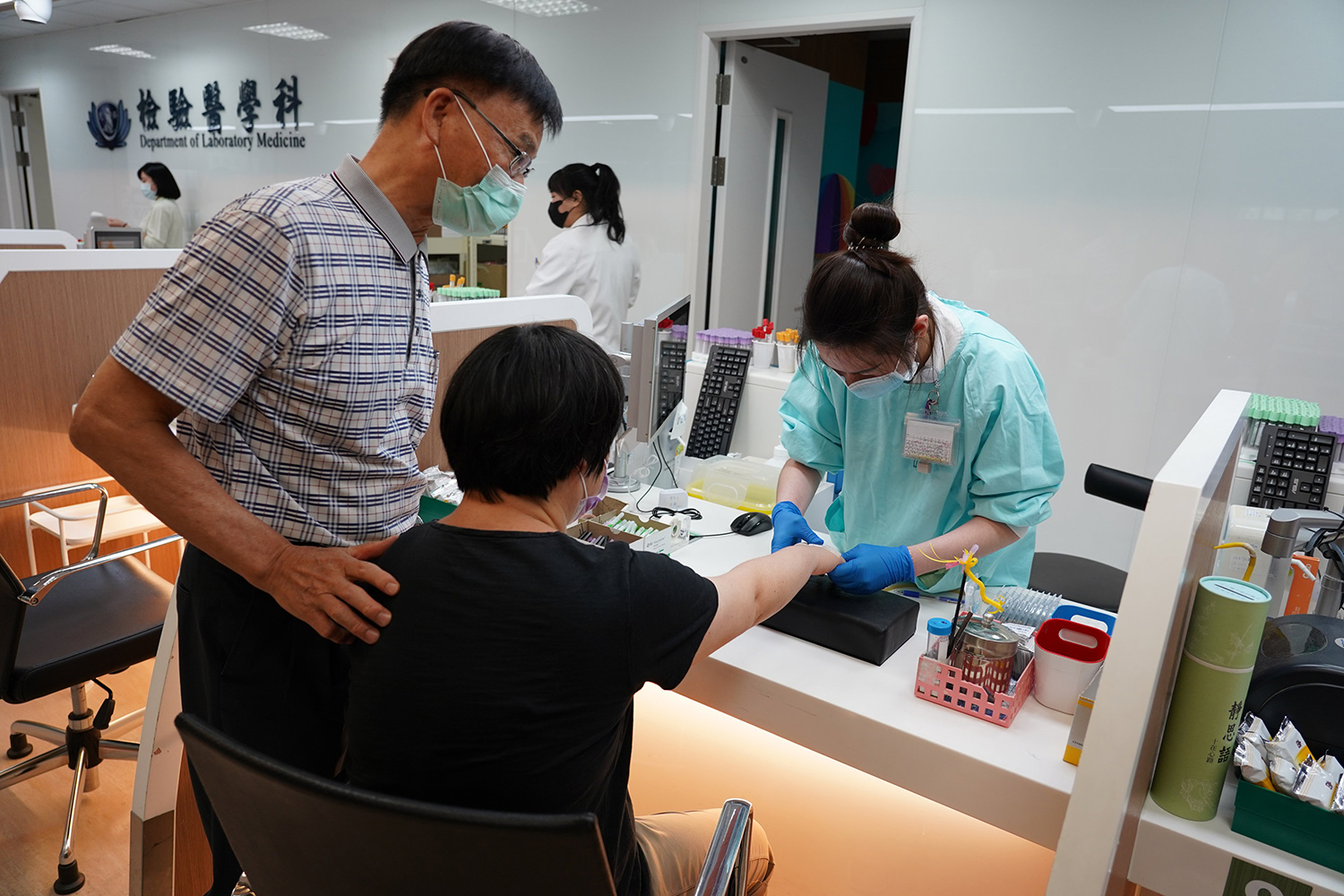 005:紀先生(左一)感恩醫護人員犧牲休假時間為院生健檢,讓家長可以兼顧工作與家庭照顧。