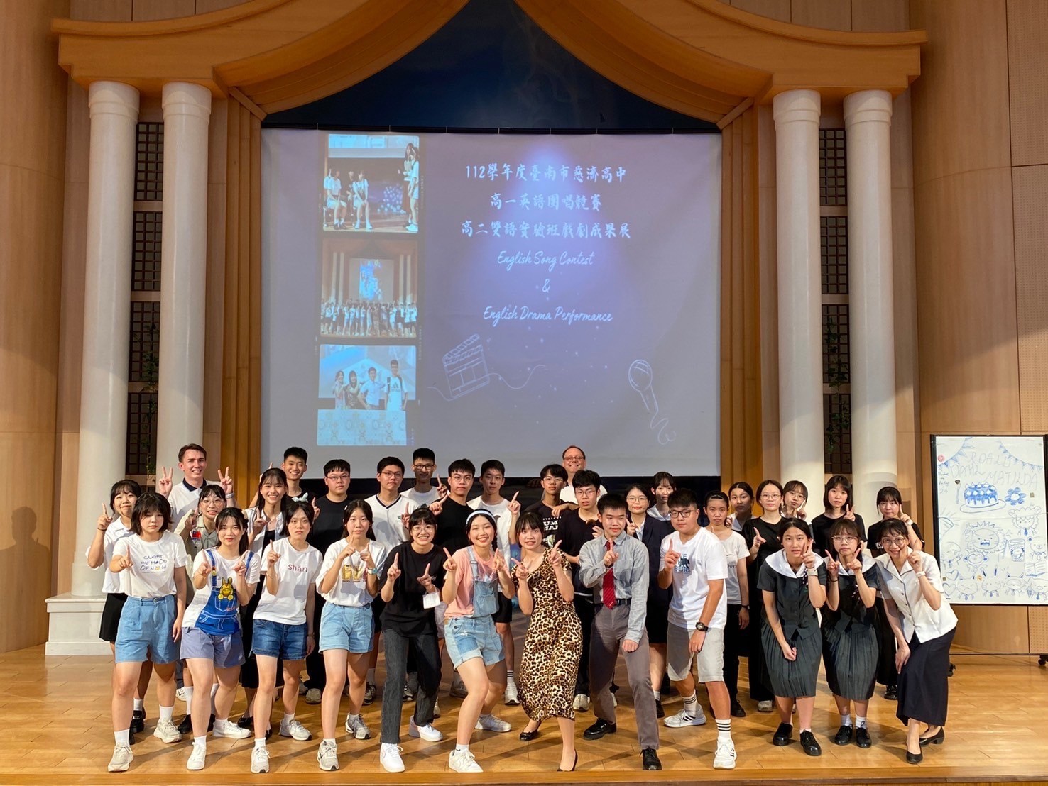 高二知足班-Matilda劇中見證老師和同學們的努力,在演出當天獲得滿堂彩。