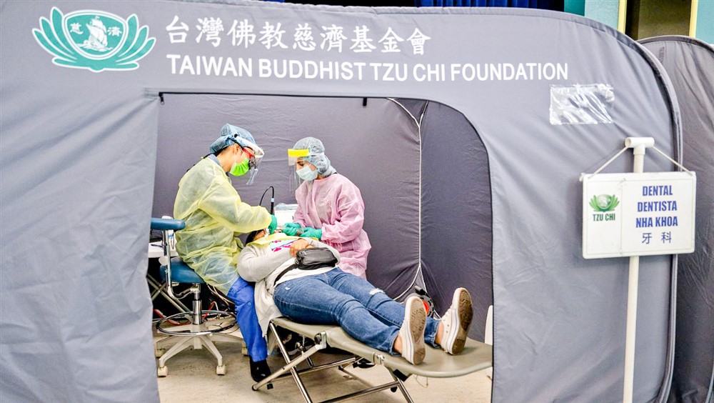 三月十日慈濟矽谷志工團隊於羅斯瑪麗小學舉辦社區義診,美國慈濟人醫會透過多科別看診服務當地西裔家庭。圖為牙科診療區。