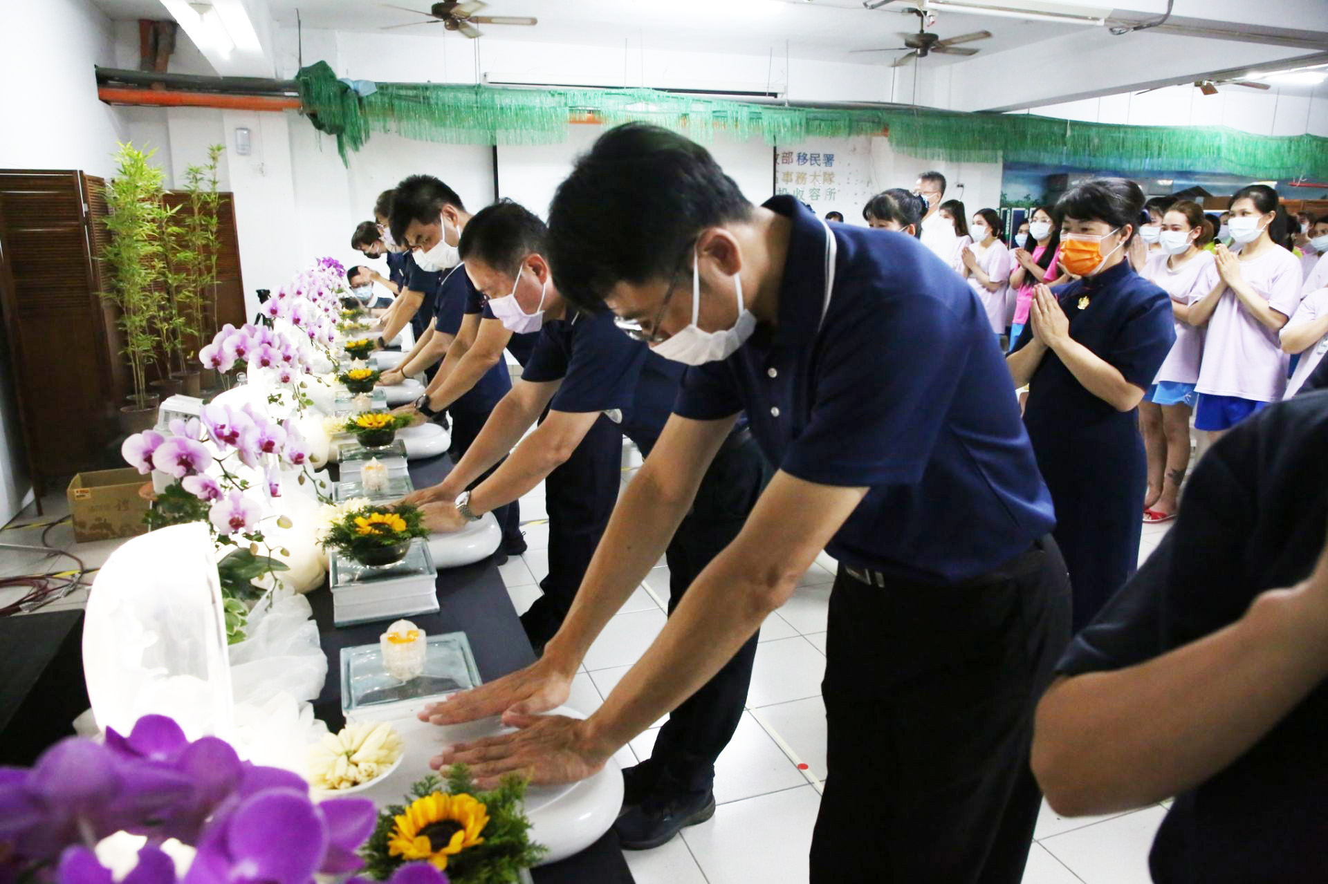 收容所高所長(右一)帶領部虔誠禮佛足