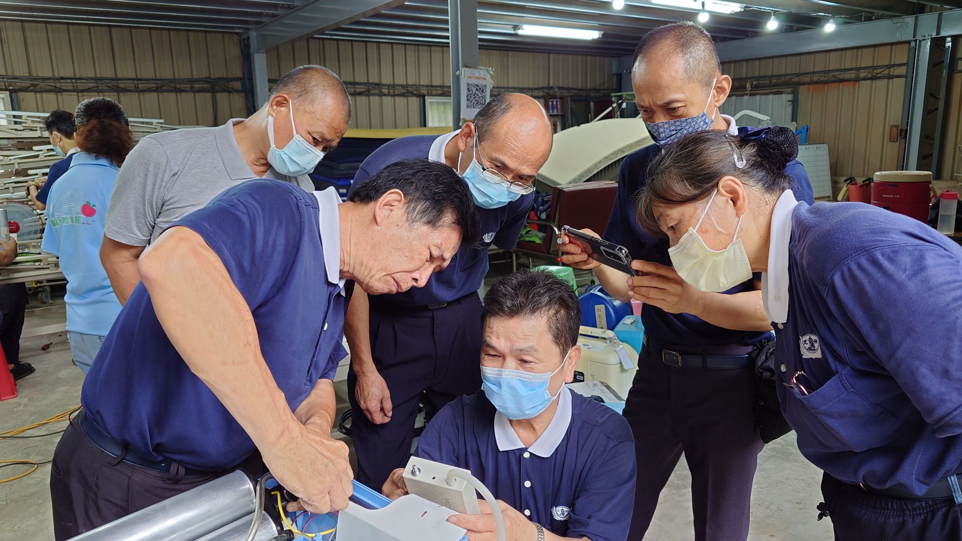 志工以儀器檢測流量、壓力及含氧濃度等,達到標準才送出。