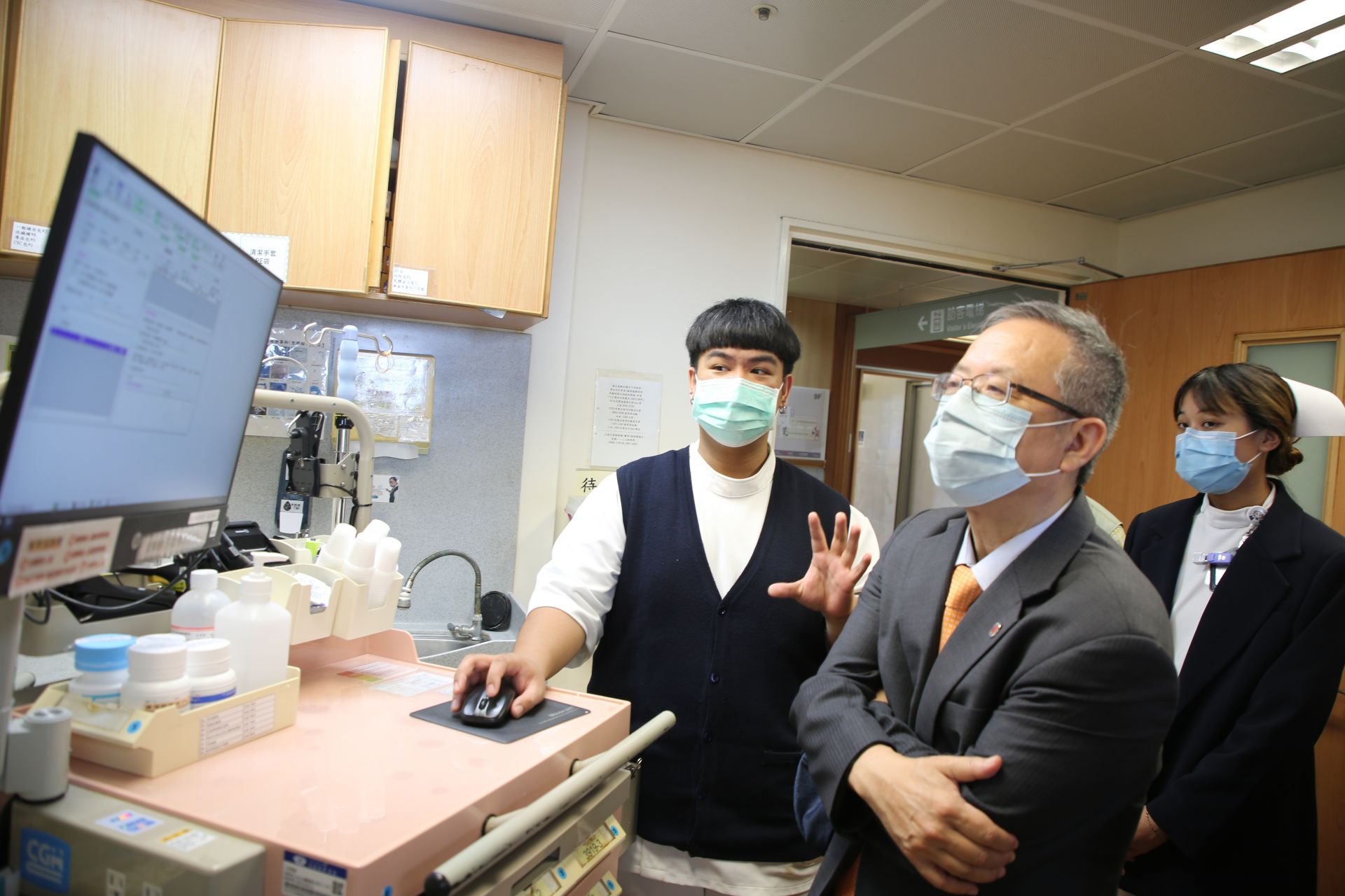 合心樓9樓病房副護理長郭俐雯與學弟妹向校長介紹臨床工作,以及分享智慧化系統及設備。