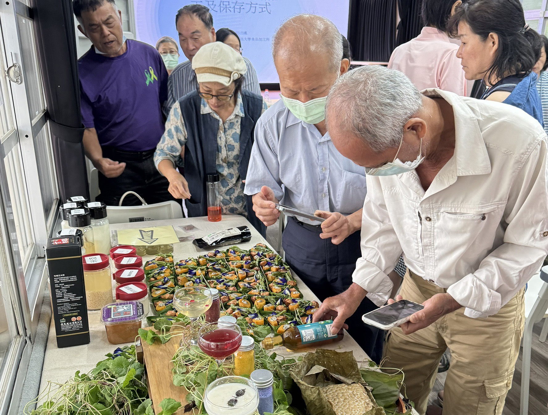 花蓮縣政府五月份有機月旦講堂方敏玲老師特別帶來以自己種植的農作物所製作的餐食和學員們分享。