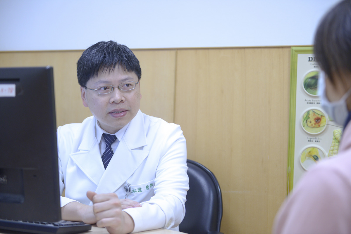 陳泓達醫師看診示意照。