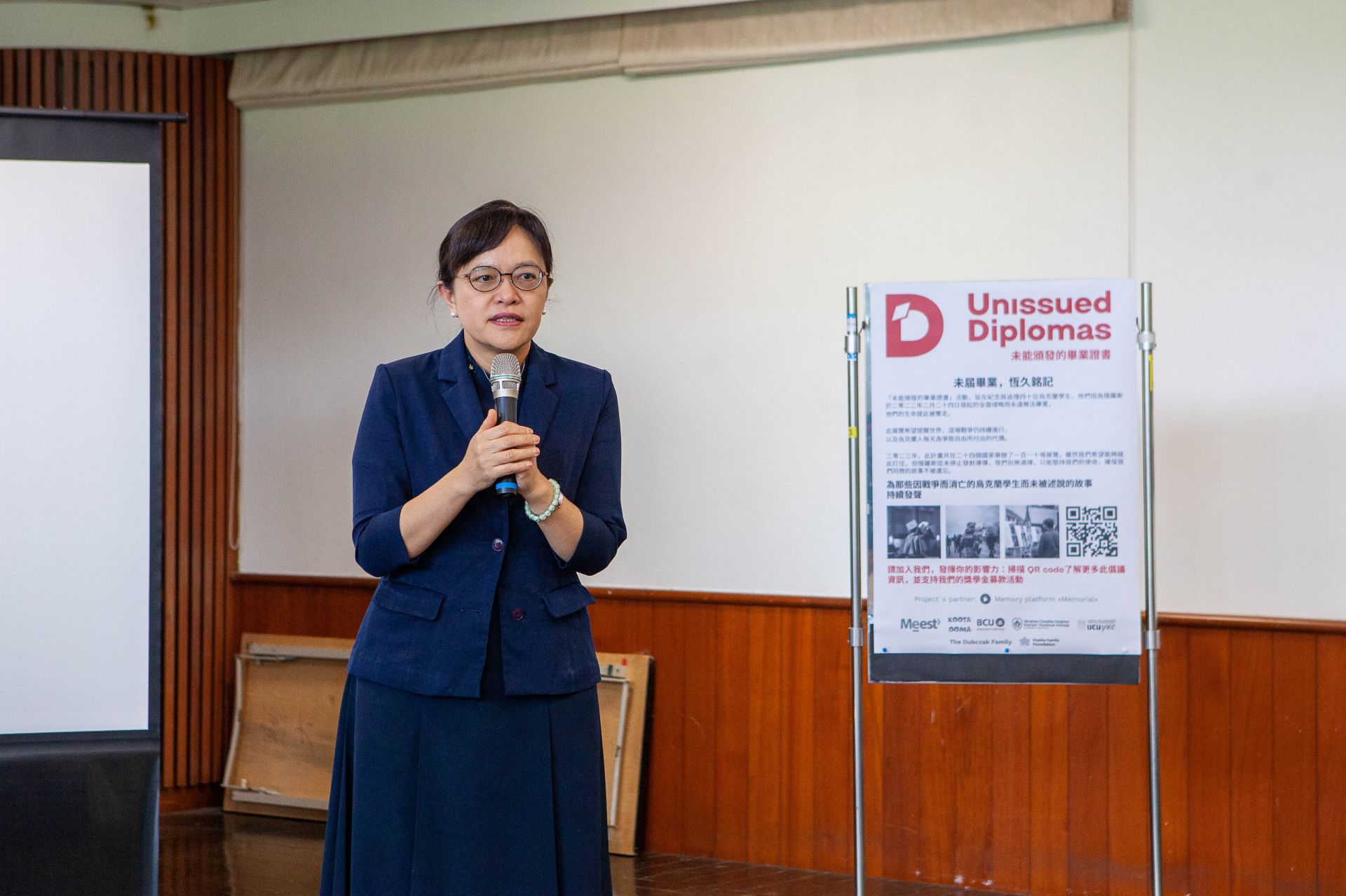 劉怡均校長表示,這個展覽很沉重、很有意義,這世界是善與惡的拔河,希望大家把悲傷化成力量,共同為世界和平努力。