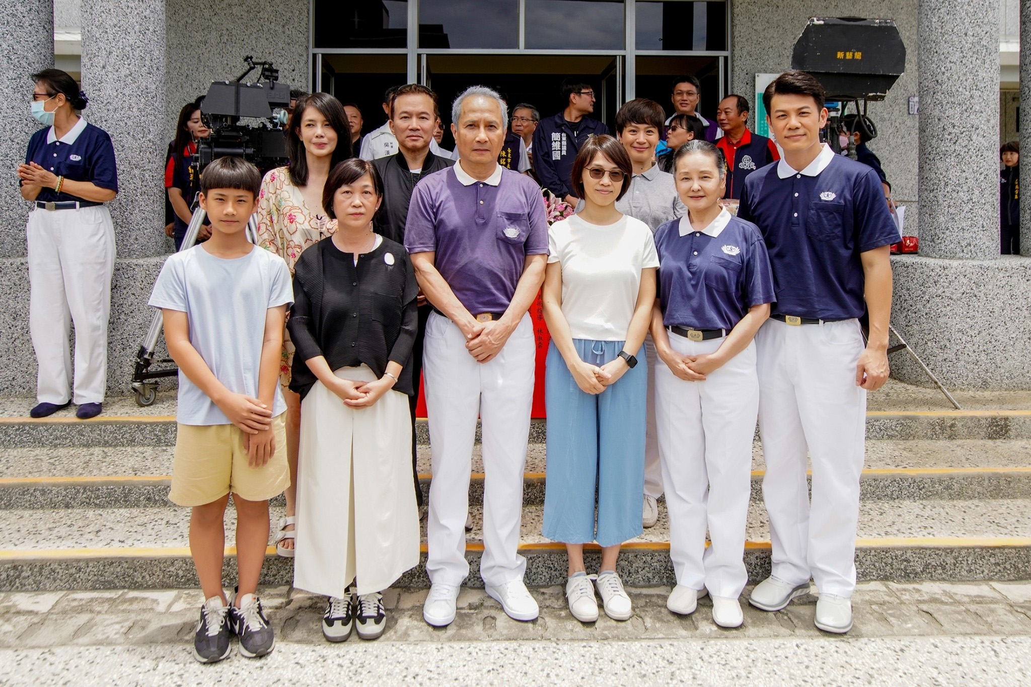 大愛劇《生命的麥田》開鏡儀式。前右起：陳志強、王淑娟、周美玲導演、艾偉