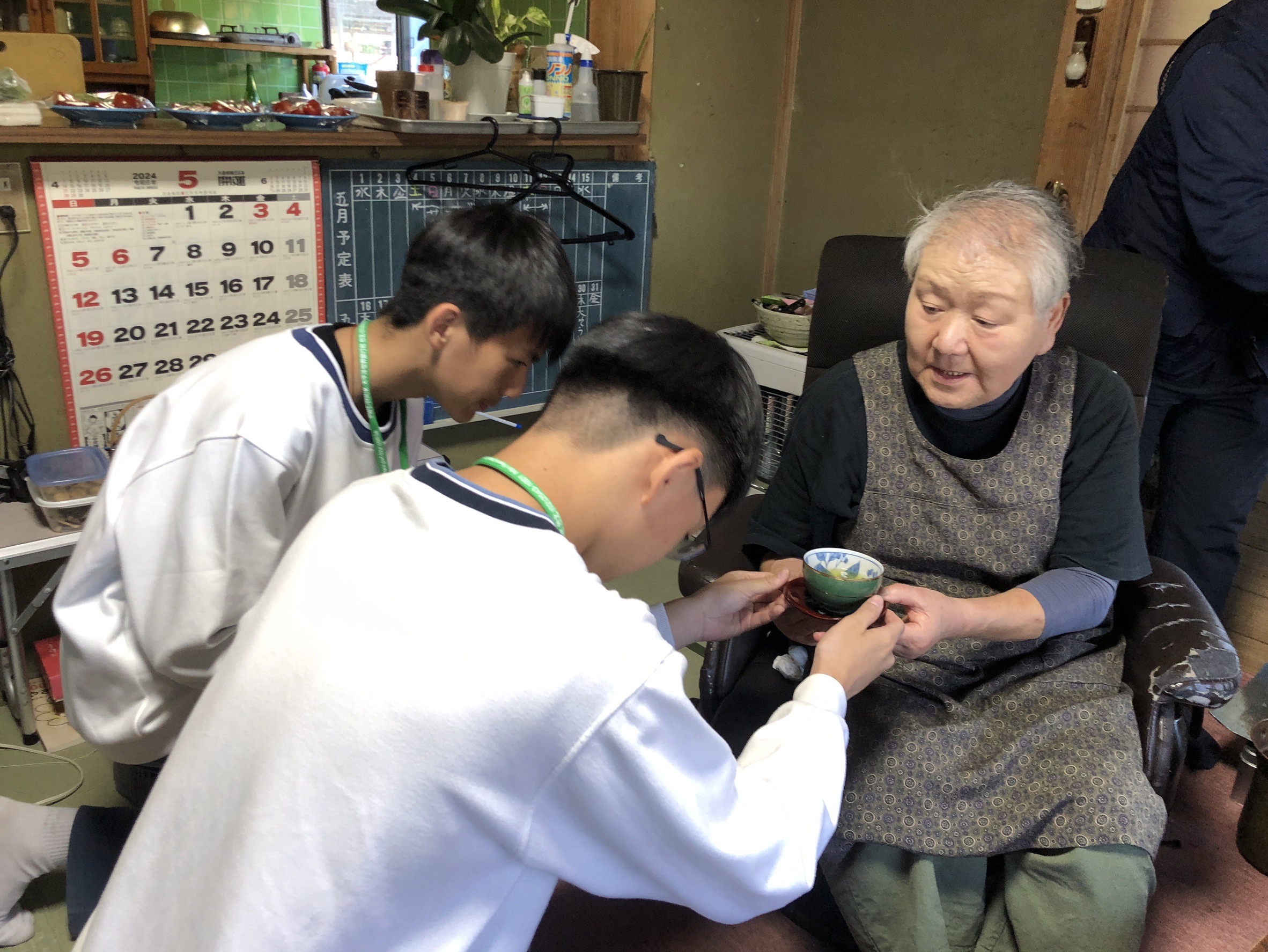 同學在農家奉茶感恩農家的接待與照顧