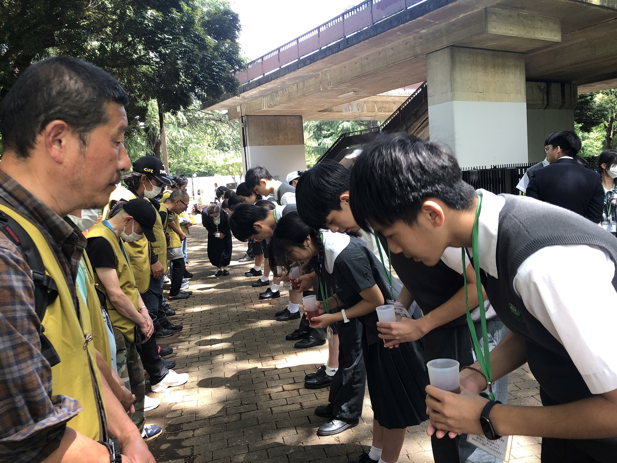 同學們奉茶感恩街友伯伯們帶大家一起當志工