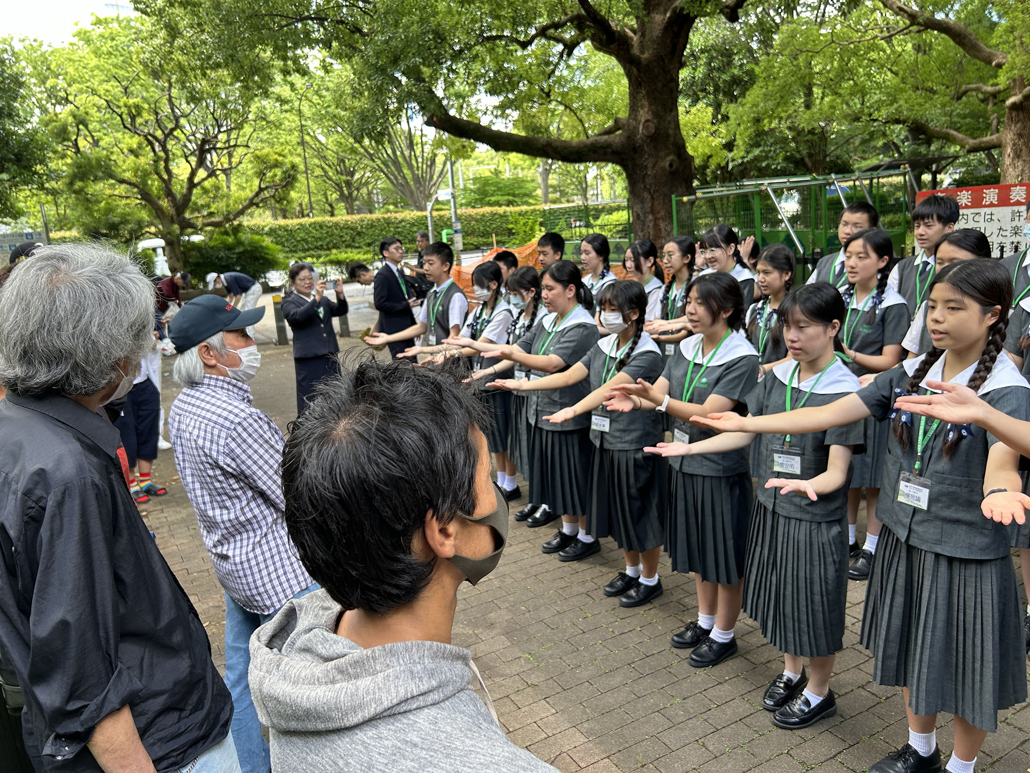 同學們表演讓愛傳出去手語感恩街友帶大家打掃公園