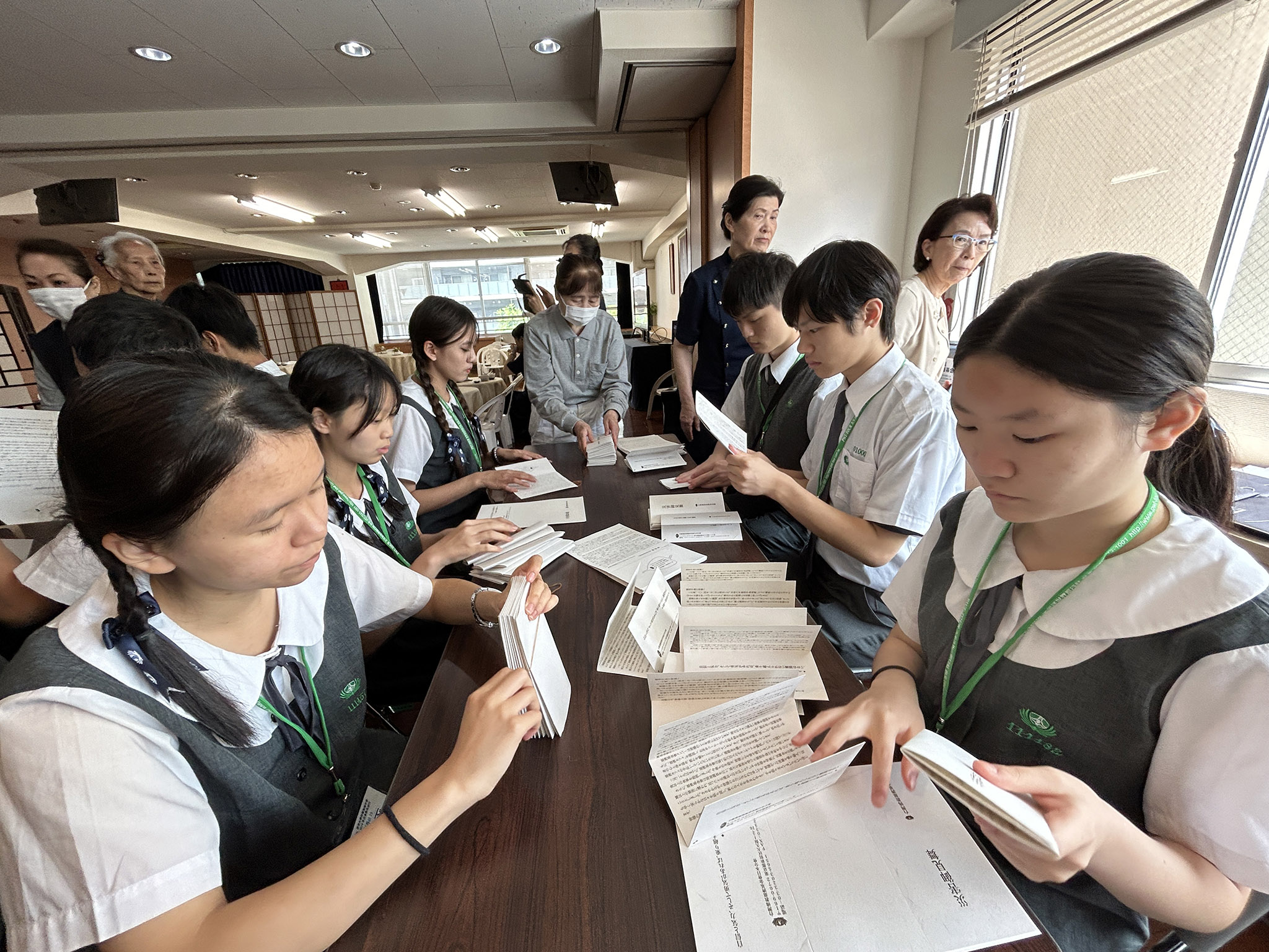 在東京分會協助摺見舞金封套，為能登震災盡心意