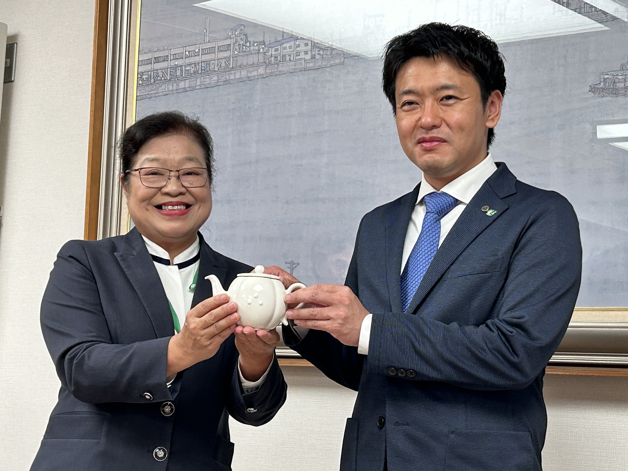 李玲惠校長致贈三好壺給青森縣知事