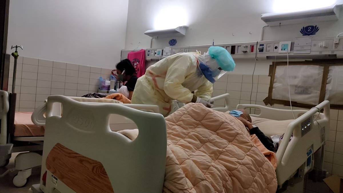 穿上防護衣,照顧染疫病患,導致自己確診了,也依舊沒有動搖昀蓓對護理的熱情。