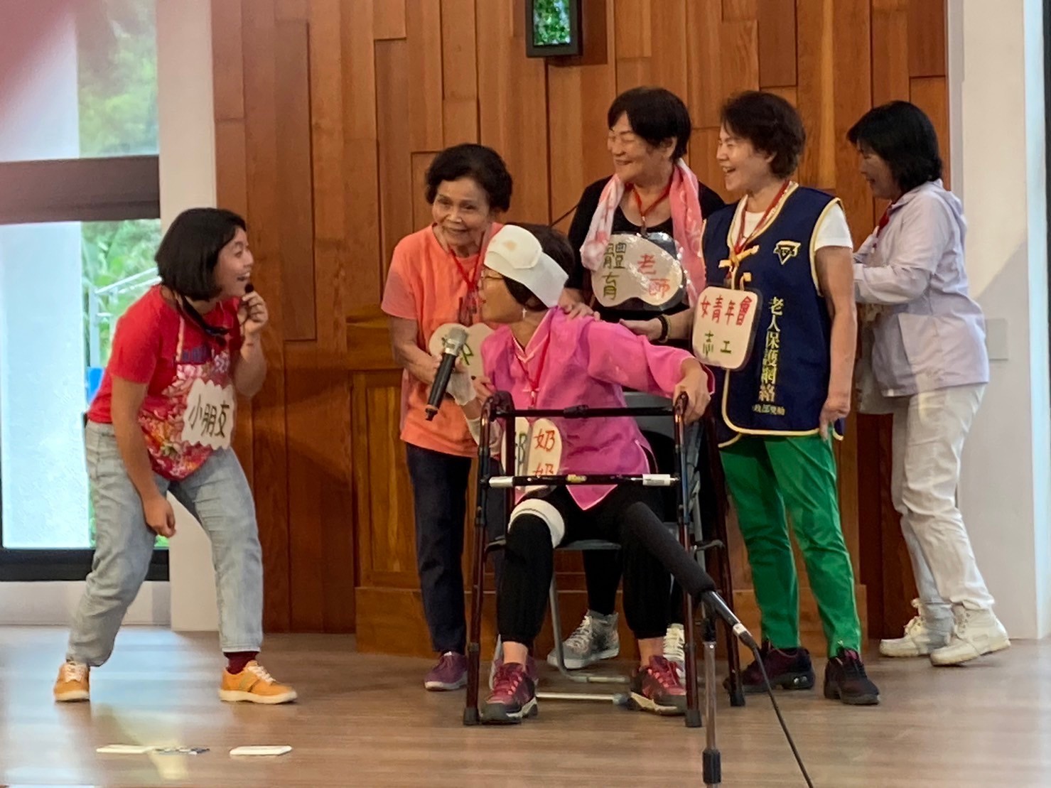 李昀蓓(左一)以桌遊、唱歌,緩解長輩排斥心態,掌握溝通技巧。