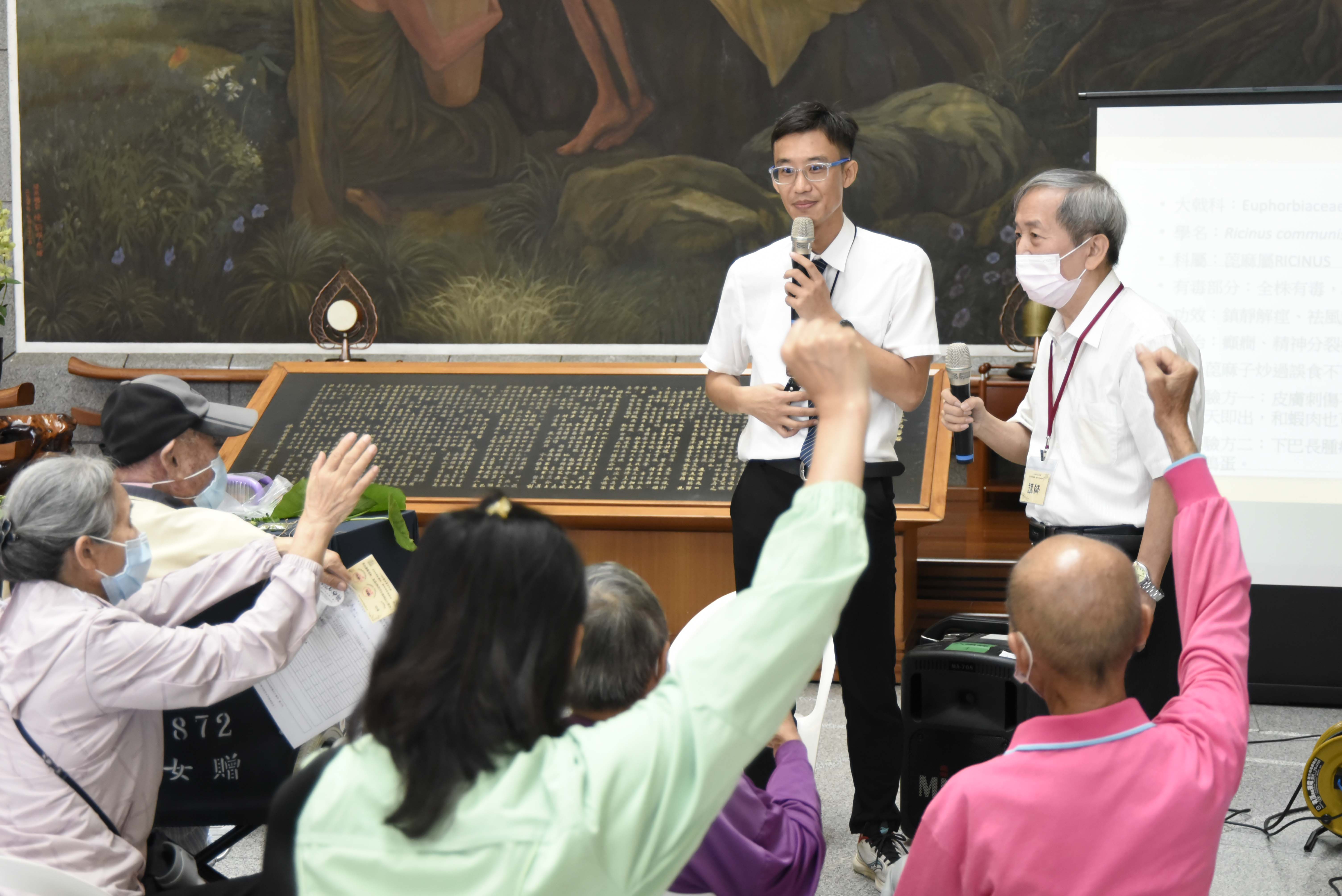 左邊中醫部家庭醫學科鄭竹晏主任表示,本次活動中醫部特別安排了好聽、好喝、好玩的多重體驗,希望能喚起民眾對中醫藥的了解及使用。右邊雲林縣中草藥植物學會張武訓理事長針對「本土藥用植物」的介紹。