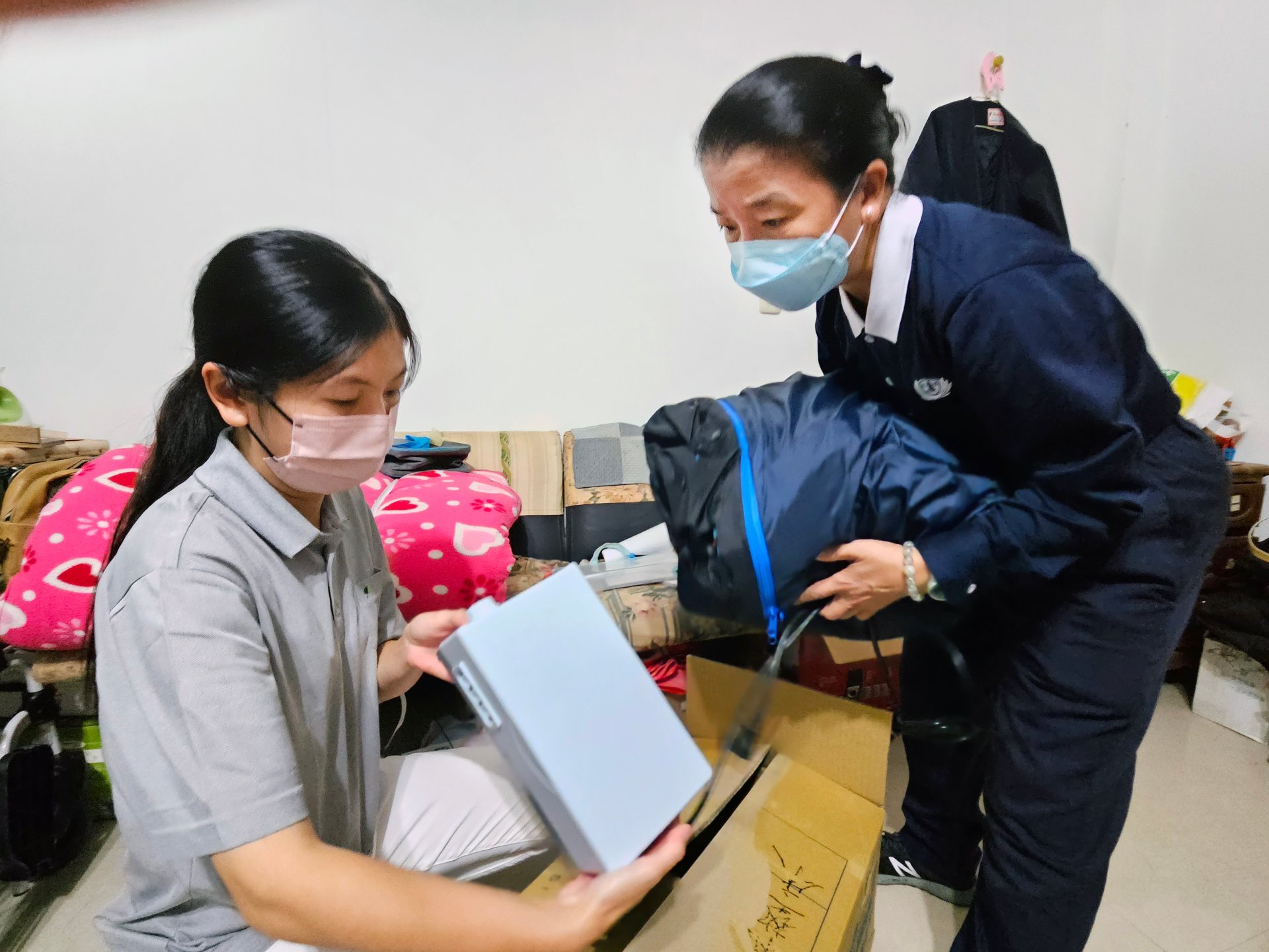 莊淑媚(右)、吳采恩(左)整理氣墊床好讓陳女士使用。