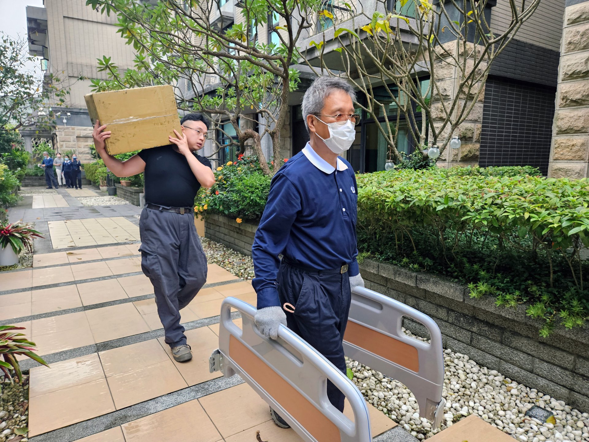 慈濟志工楊宗榮(右)去年受證慈誠,加入輔具搬運,精進腳步不停歇。