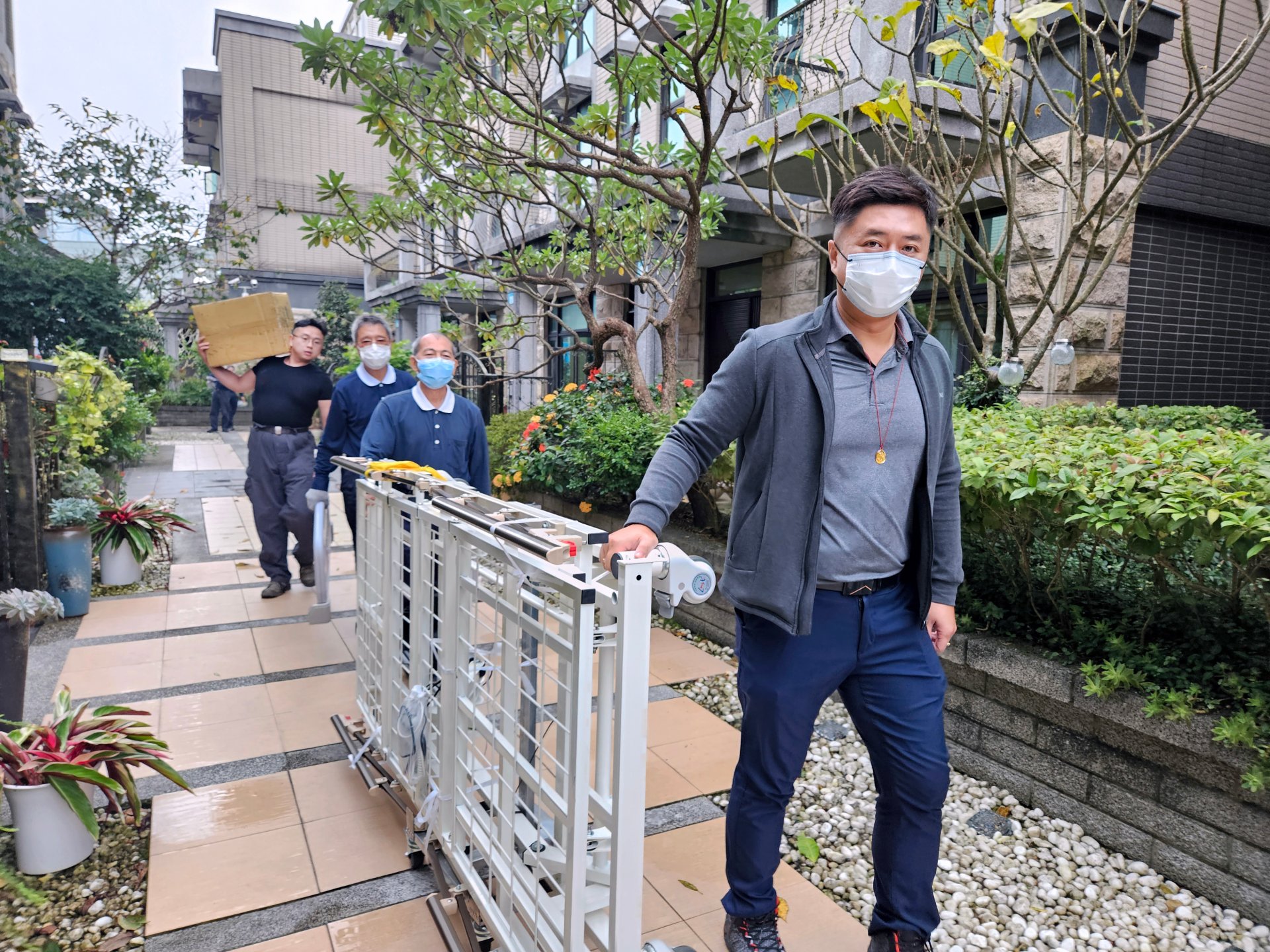 洪震宸跟慈濟志工師兄們一起搬病床,要留意不只是出力還要注意角度位置,如何穩穩的放在指定的位置,在做中學、學中覺當中領悟到不少做事的細節。