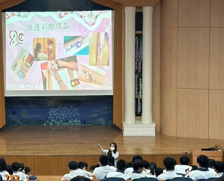 楊老師示範彩繪技巧並說明美容科證照或各項資格的取得辦法。