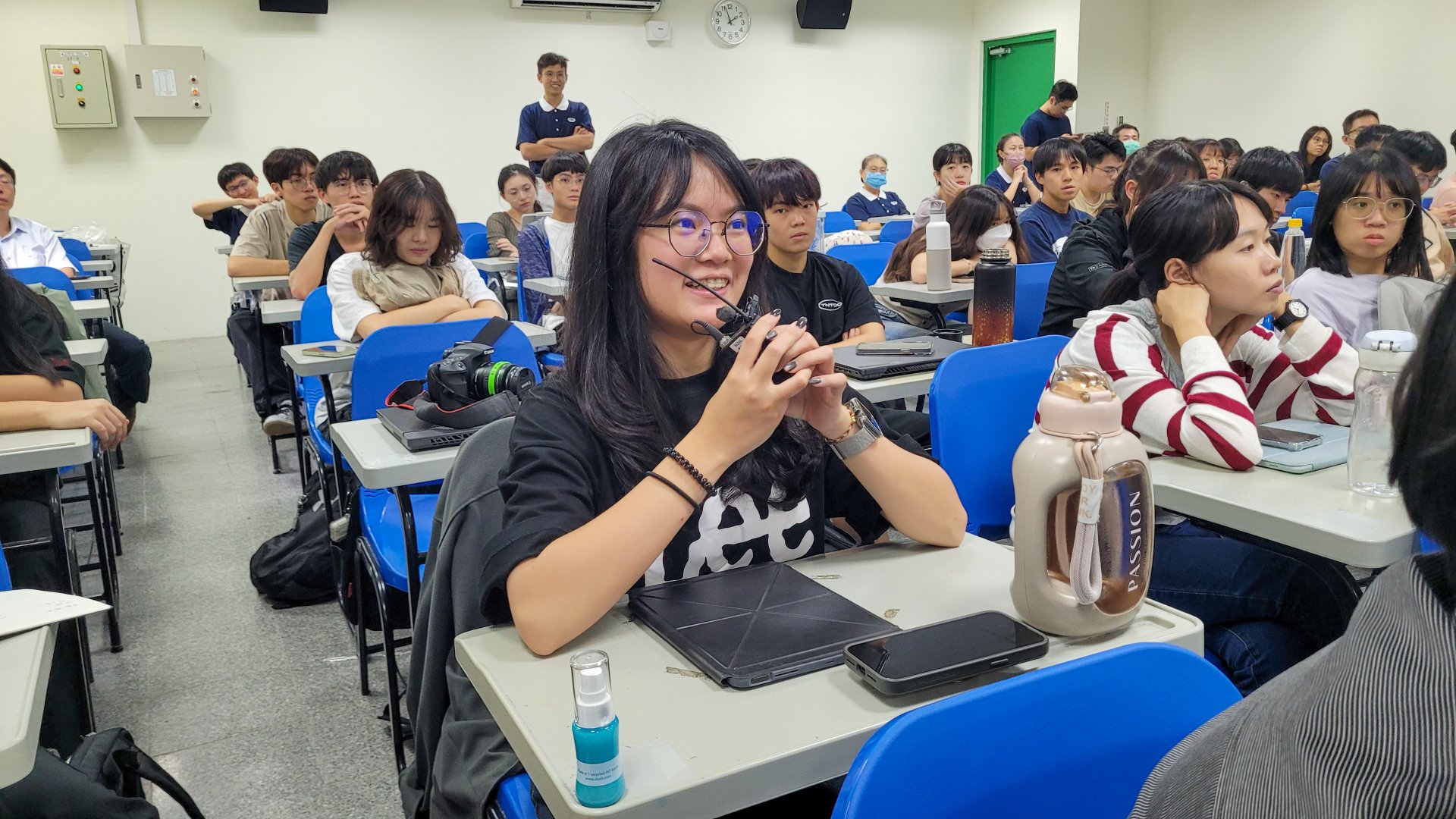 在課堂中，李鼎銘師伯提出一個發人深省的問題：「父母送給你最難忘的禮物是什麼？」