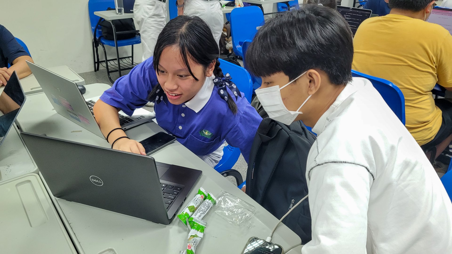 同學們一邊討論，一邊練習用剛學到的技巧對AI下達指令，學習如何用AI製作人文課程教案