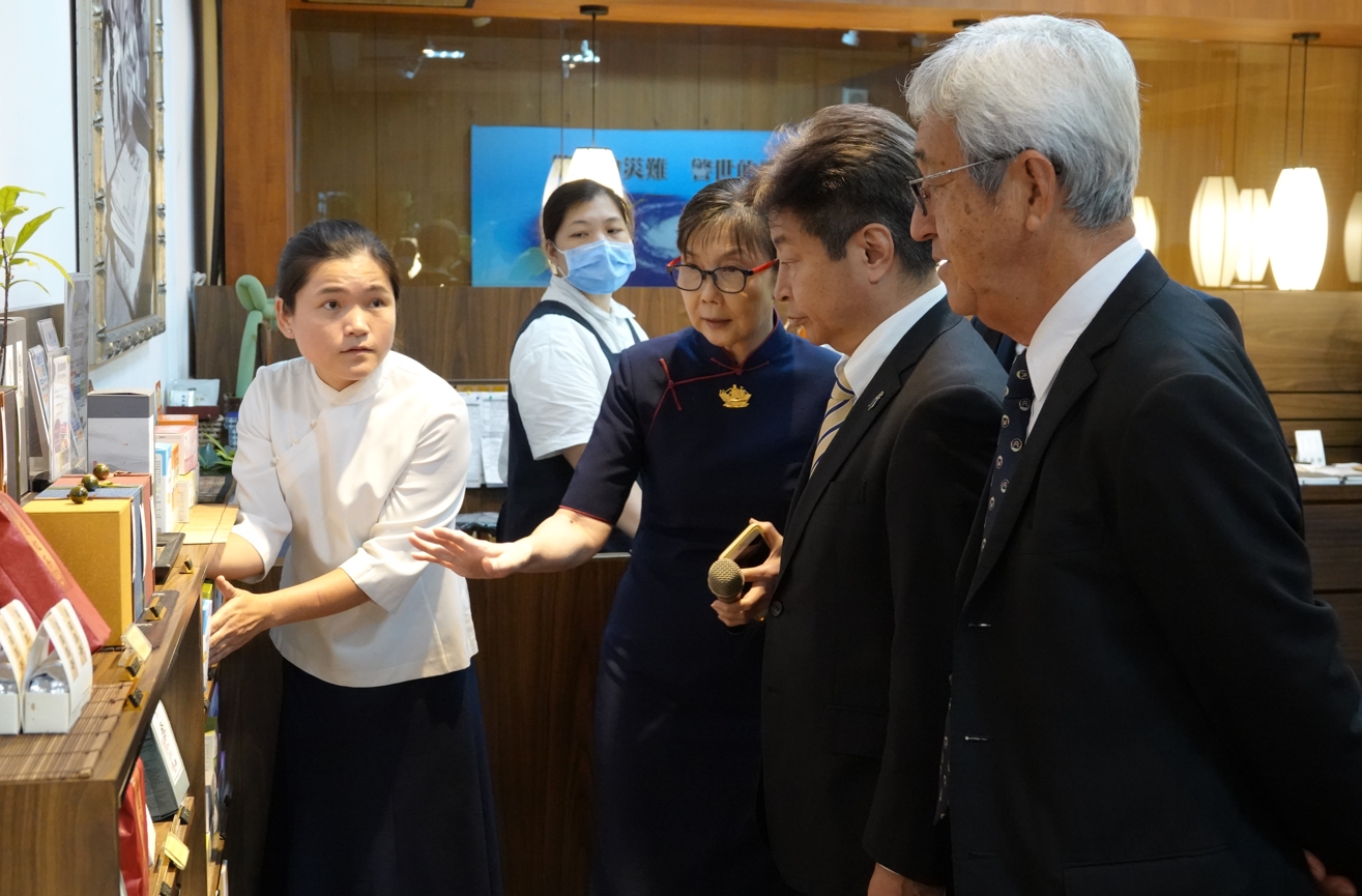 日方參訪靜思書軒，對各類品項也非常好奇詢問。