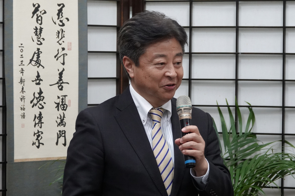 山鹿市市長早田順一對於慈濟板橋園區在一個都市化的地方感到驚訝。看到影片中慈濟人在日本有災難的時候，大家伸出援手救助的情景，他真摯地說道：「慈濟，ありがとう」。