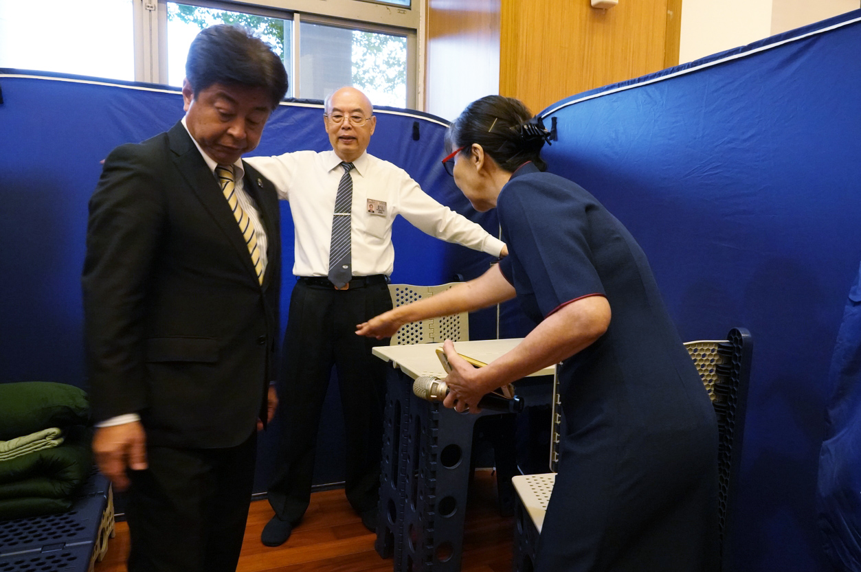 志工們也展示了「福慧隔屏」和「福慧桌椅」等，藉此呈現慈濟人的智慧與大愛精神。