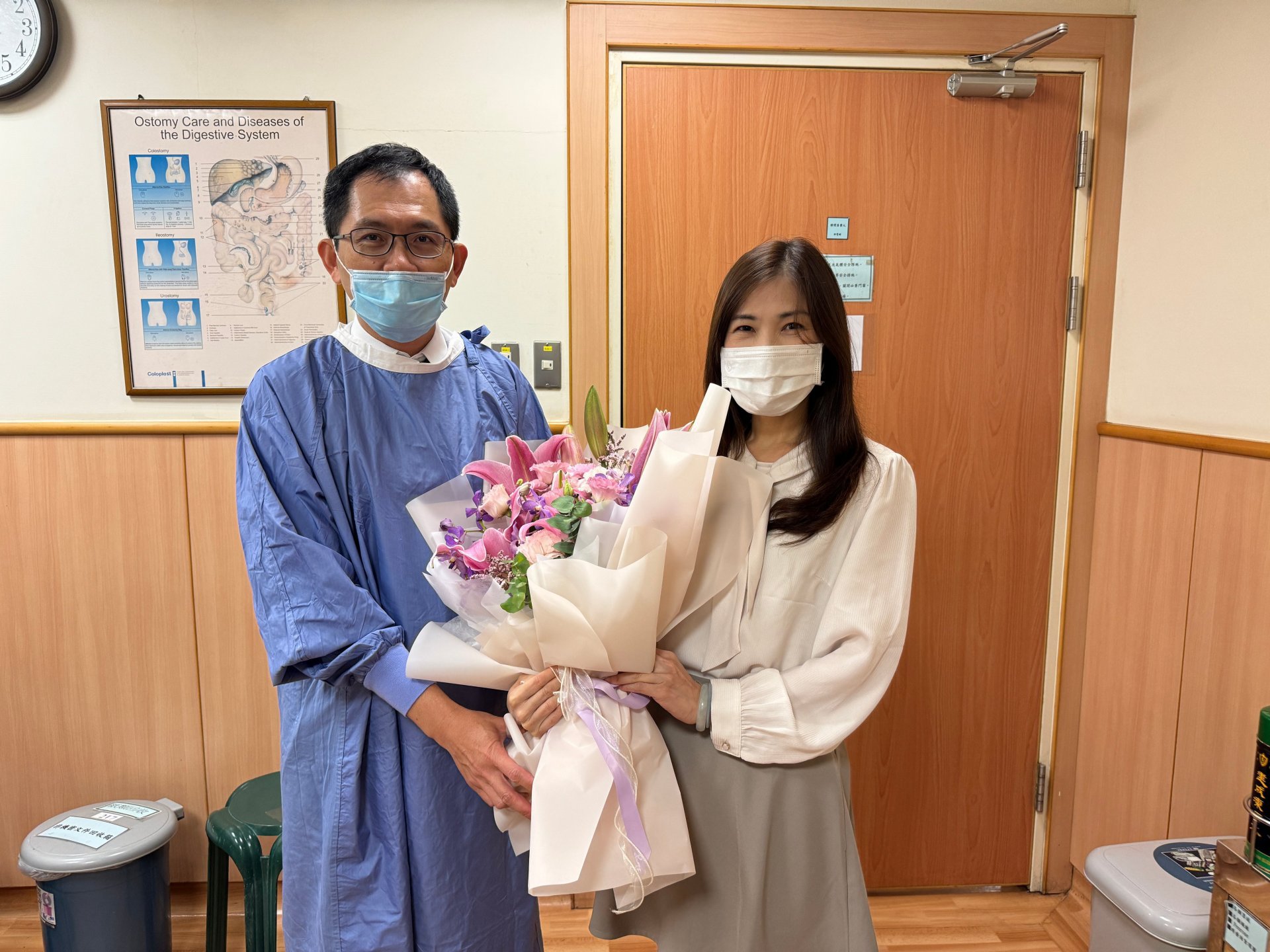 陳小姐回診時特別準備花束感恩大腸直腸外科主任邱建銘,頻頻道謝:「邱醫師是我的再生父母!」