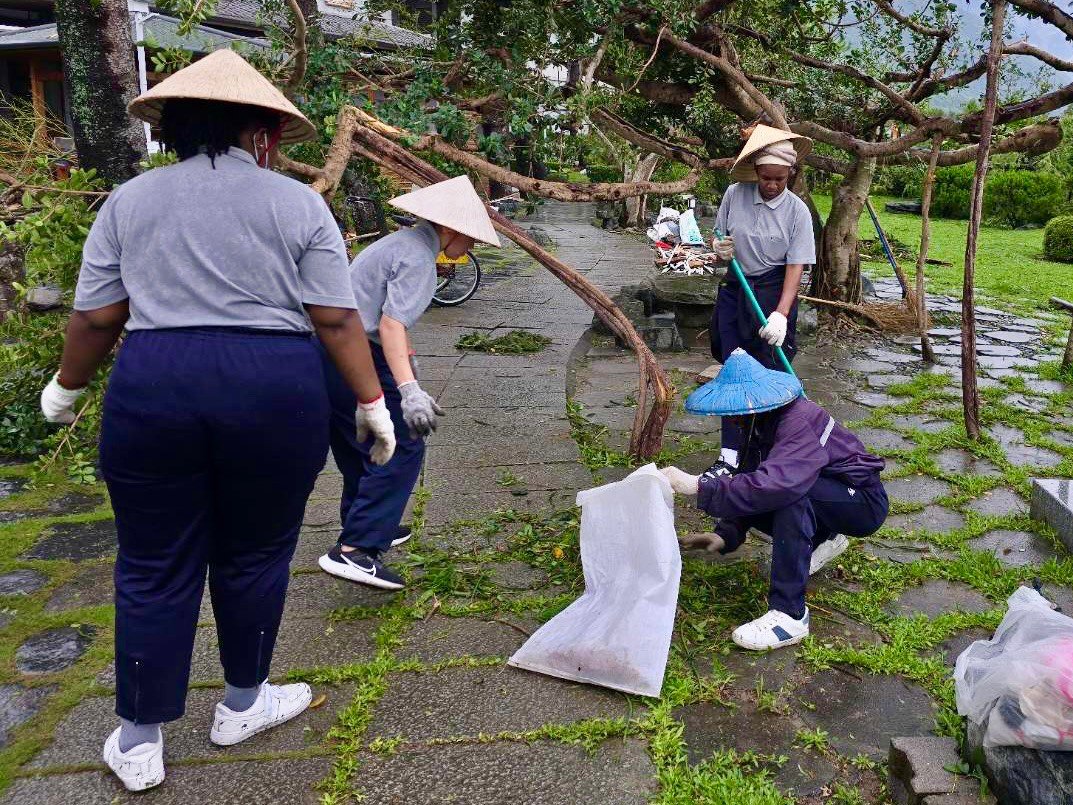 清理散落的樹枝、掃除遍地的落葉,每一位學生都專注投入
