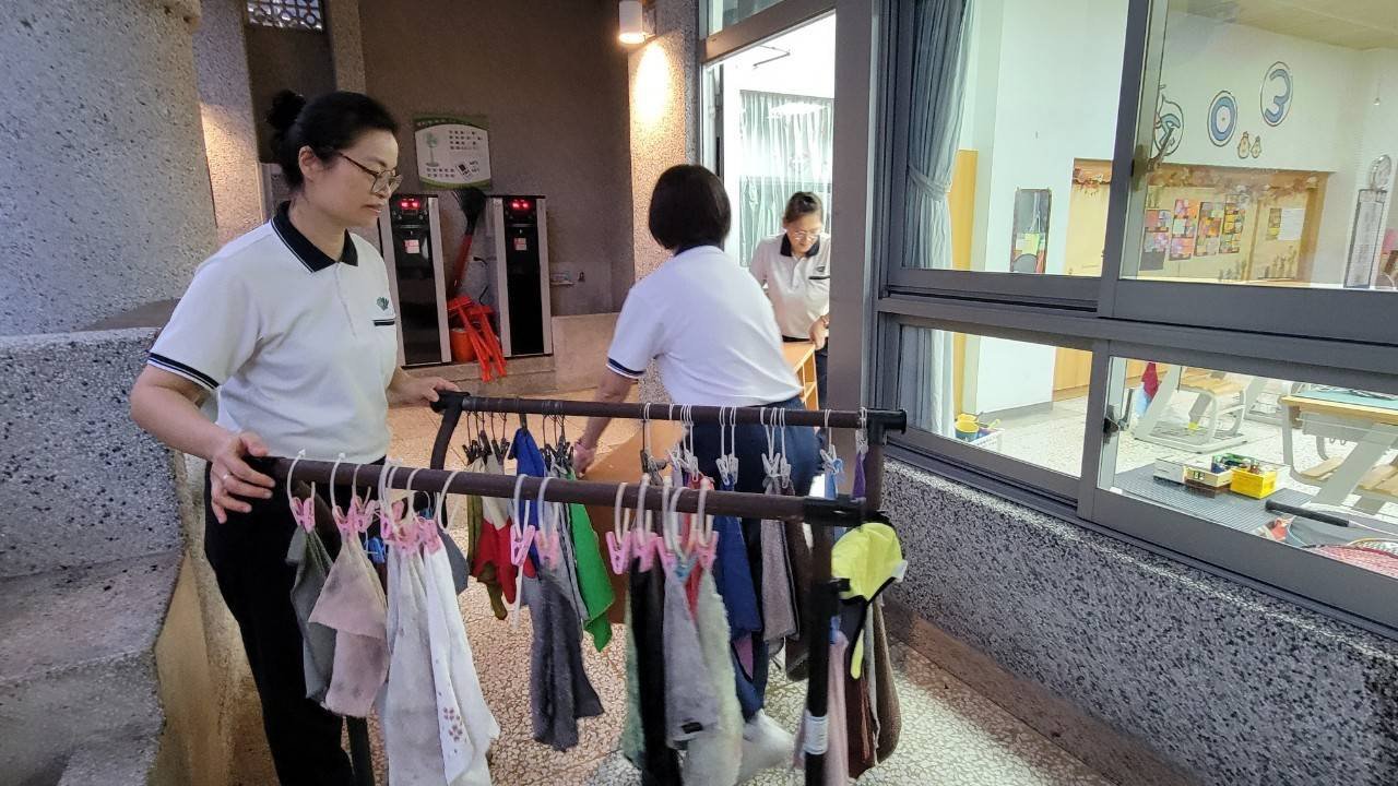 師長於颱風來襲前進行防颱工作