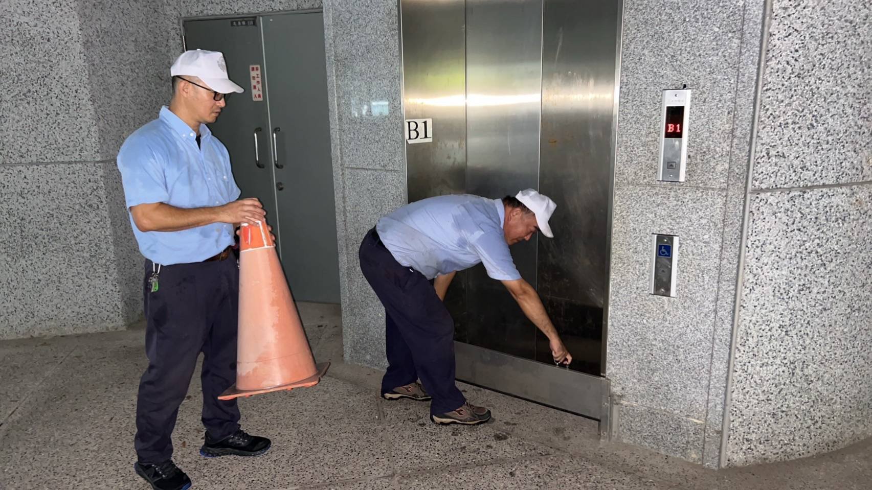 總務處師長將電梯先擋起水門