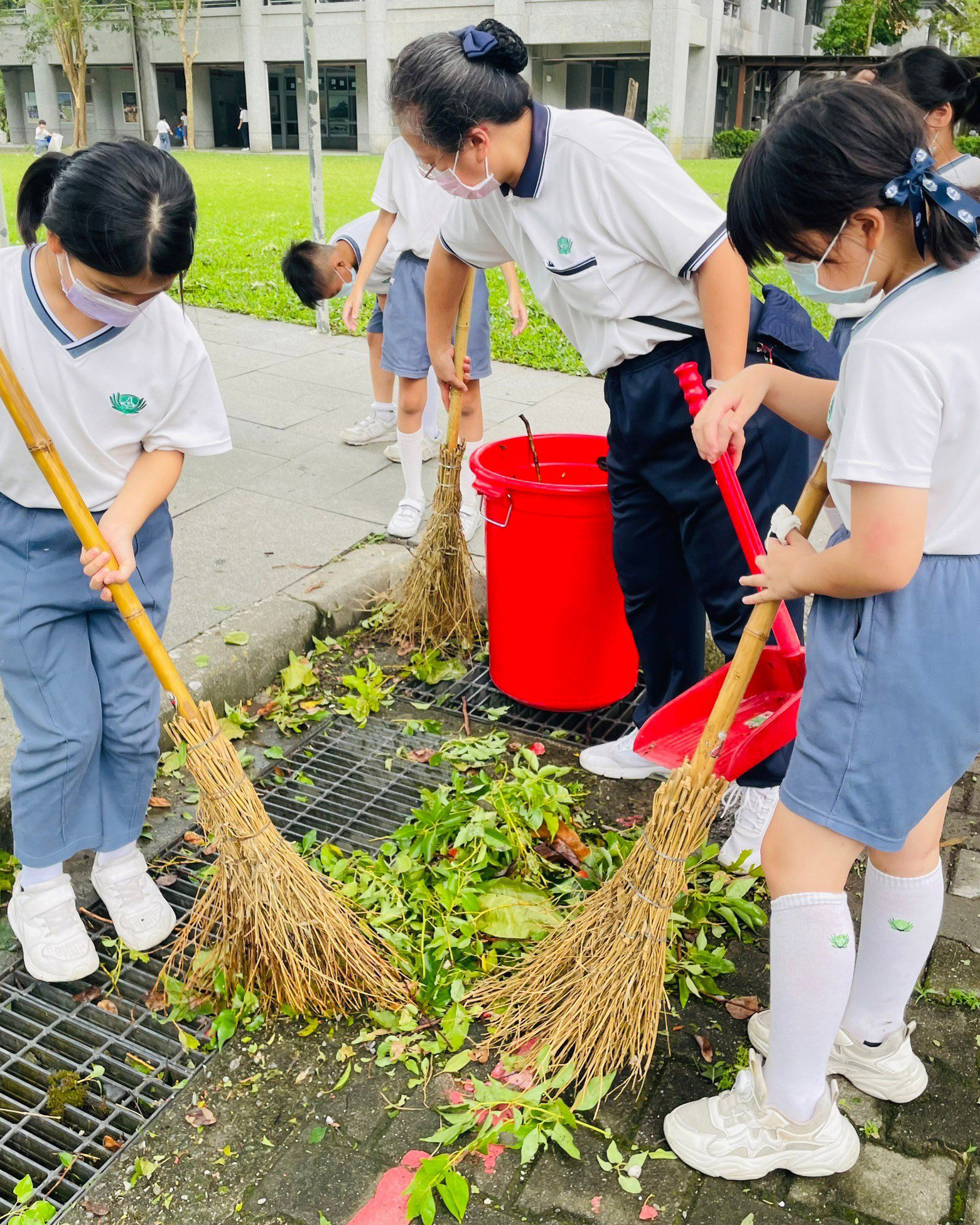 康芮颱風過境後師生一同校園整理