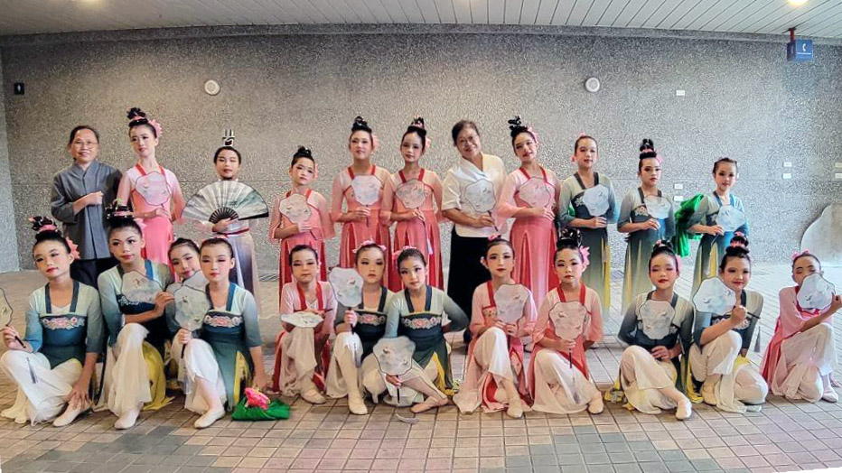 李玲惠校長到花蓮縣體育館比賽現場鼓勵孩子,為孩子們加油打氣。
