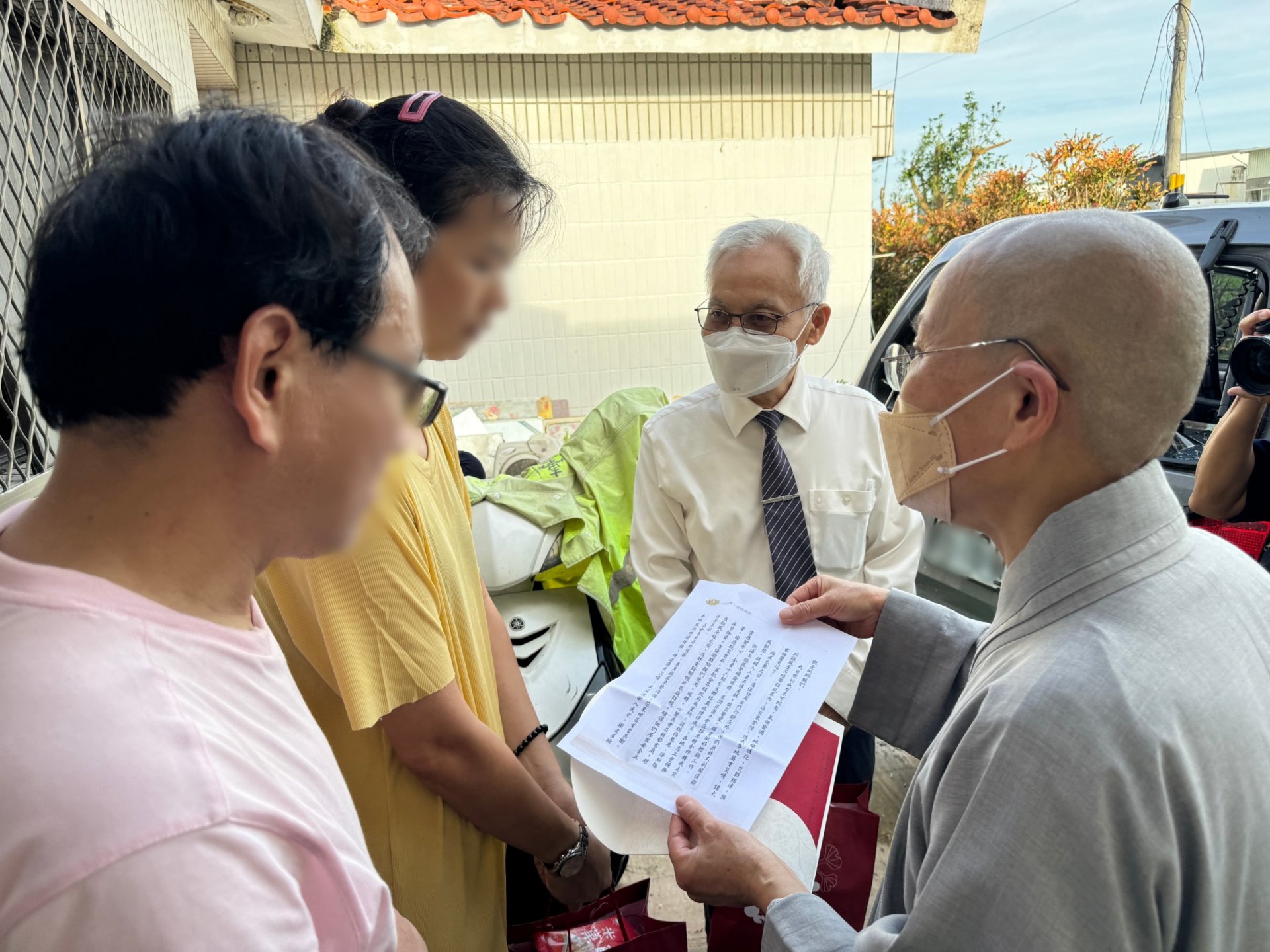 慈濟花蓮本會11月1日下午前往新城鄉康樂村關懷受災鄉親,由靜思精舍法師、慈濟職工與志工20多位前往安心家訪。
