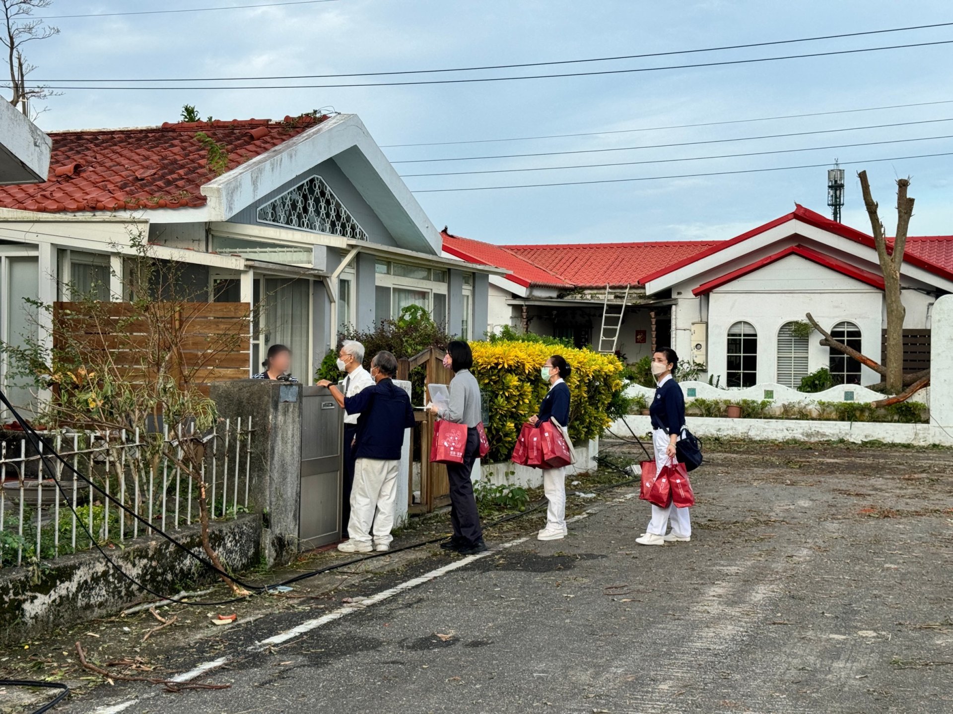 慈濟花蓮本會11月1日下午前往新城鄉康樂村關懷受災鄉親,由靜思精舍法師、慈濟職工與志工20多位前往安心家訪。圖為紫園社區。