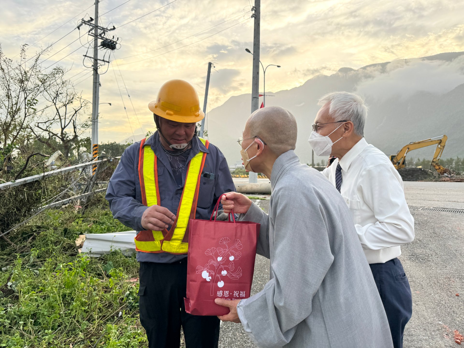 慈濟關懷正在搶修復電的台電人員與工班,法師送上安心祝福禮,希望讓他們補充體力。